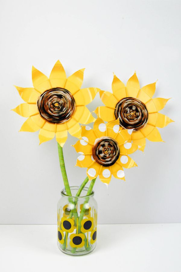 Make these stunning sunflowers. Paper plate weaving is a simple kids craft and looks amazing