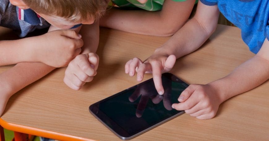 Smart screen time rules. How do you moderate or set rules regarding technology with your children? Here are some fab, achievable rules that are great.