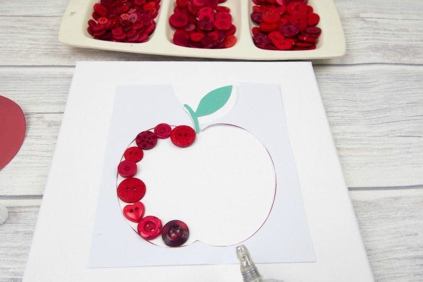 Button Apple Canvas Teacher Gift. This beautiful DIY craft is a perfect teacher appreciation gift that can me made by children.