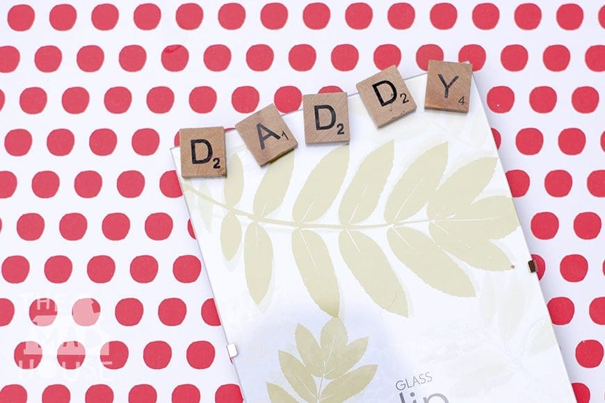 How to make a Pocket Money Photo Frame for Fathers' Day. This adorable DIY craft is perfect for children to make for their Dad's for Fathers' Day or their birthday. It is simple, inexpensive and easy to adapt for children of all ages and abilities. 